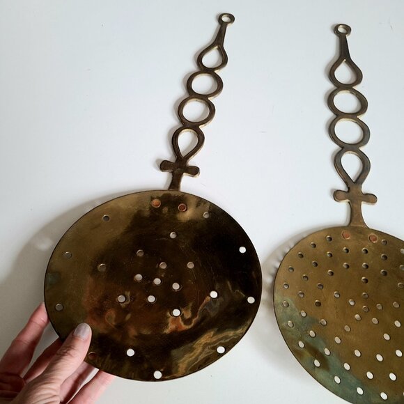 Set of 3 large vintage brass strainers/skimmers/chestnut roasters. - Picture 3 of 3